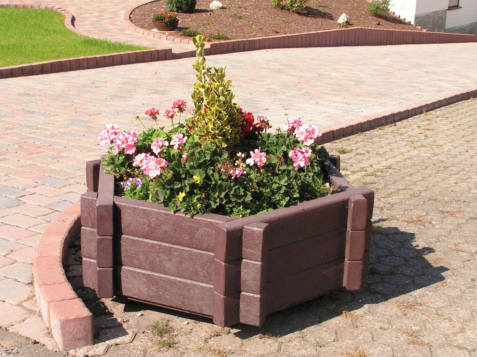 Vinca planter
