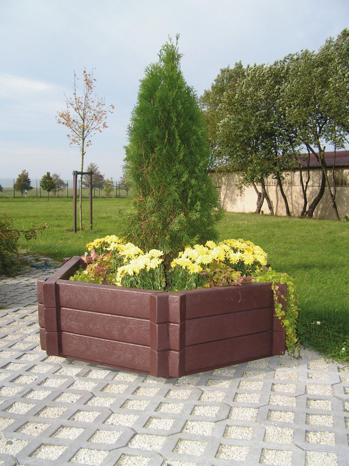 Vinca planter