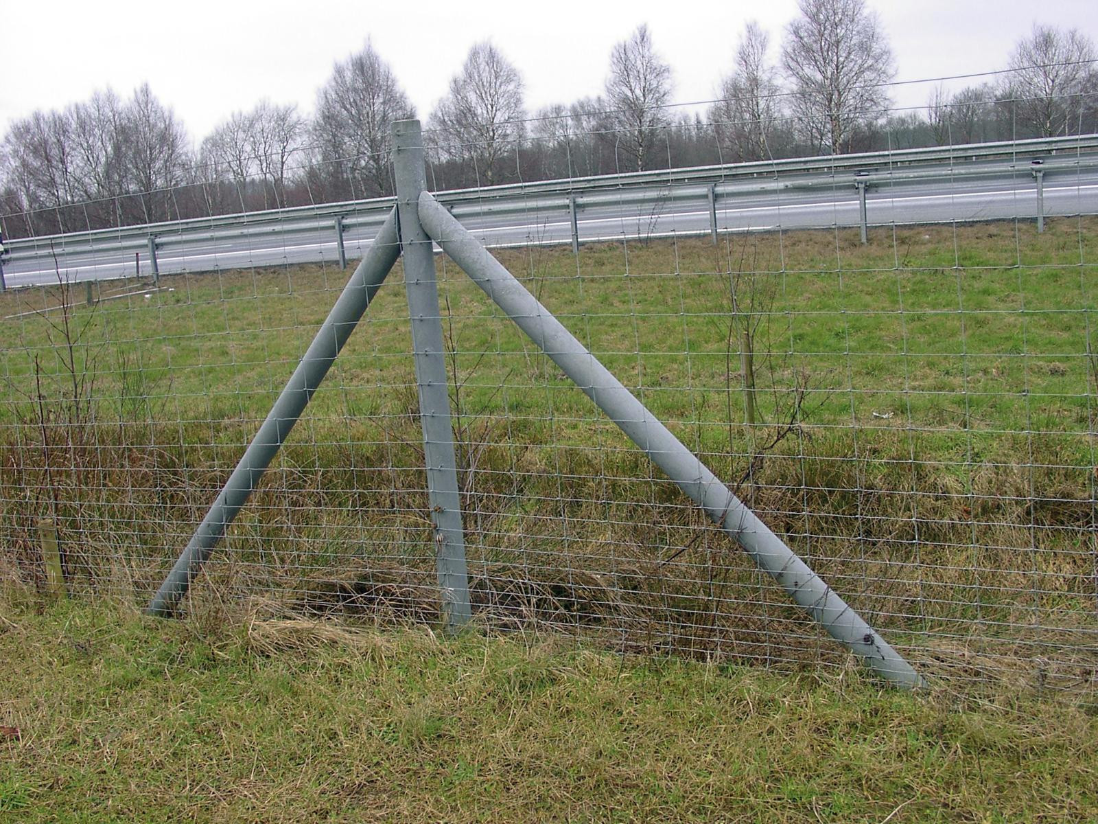 Round post without reinforcement