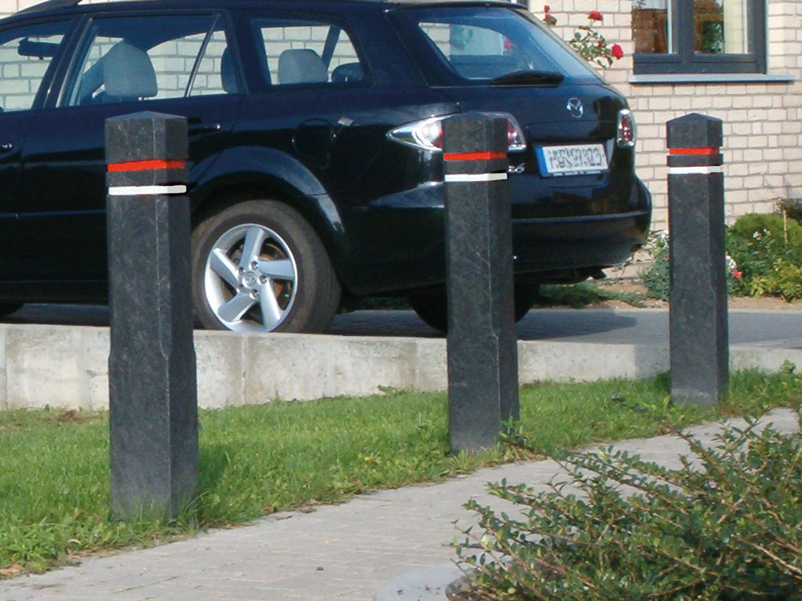 Diamond head bollard