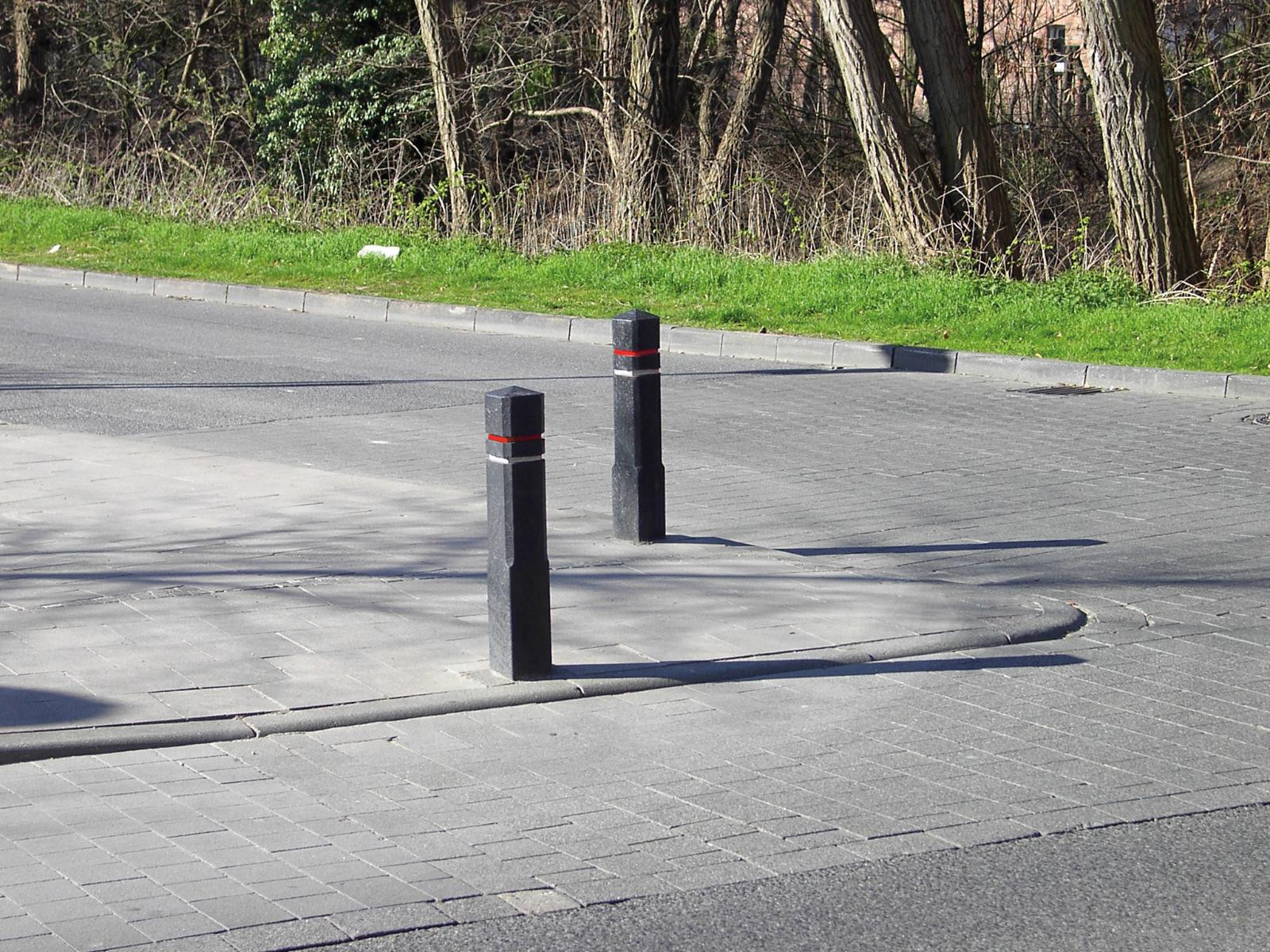 Diamond head bollard