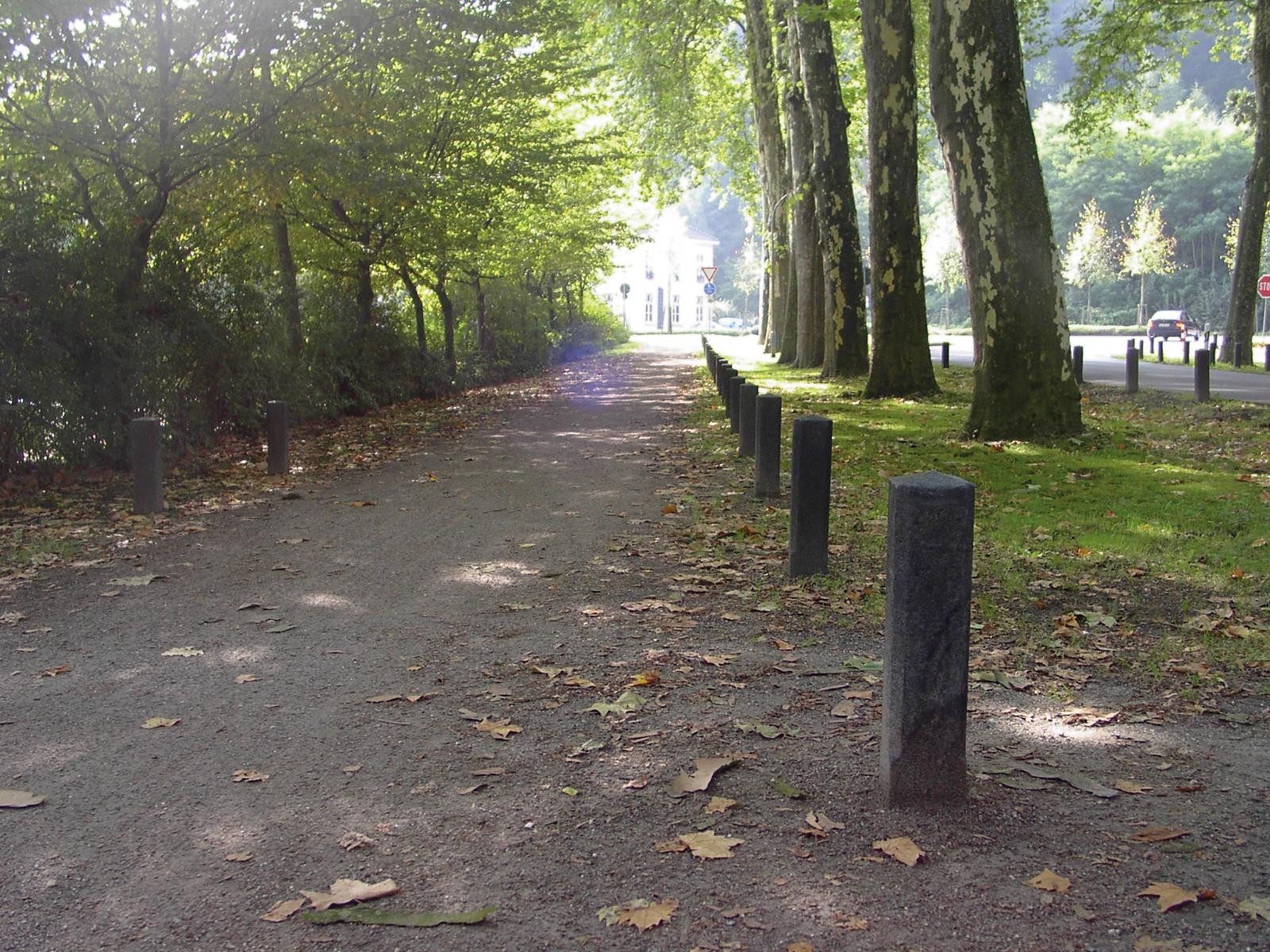 Diamond head bollard
