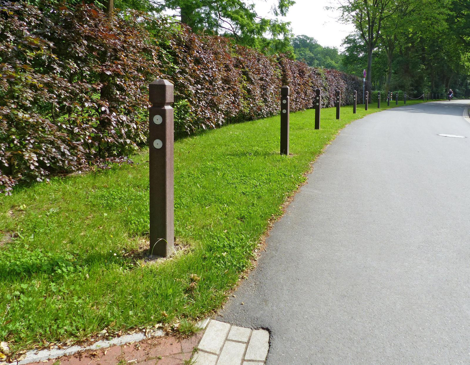 Bollard, with pyramid head