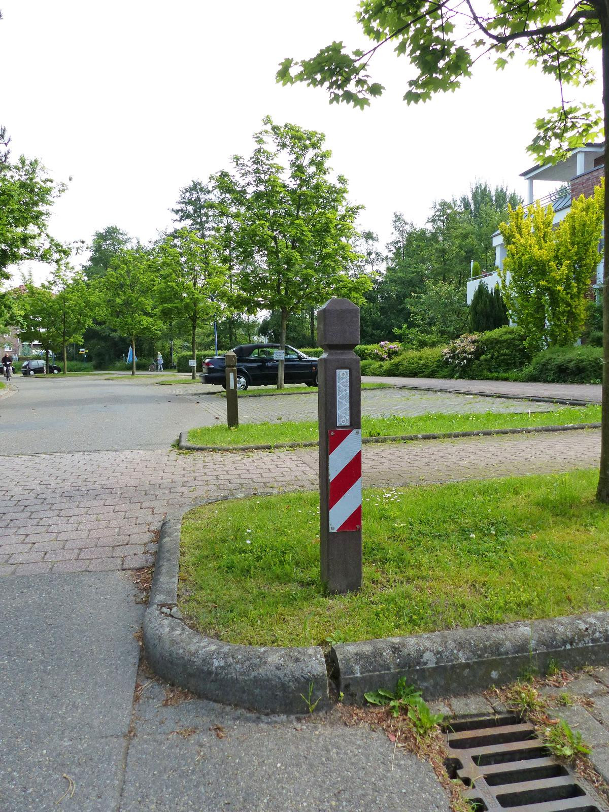 Bollard, with pyramid head