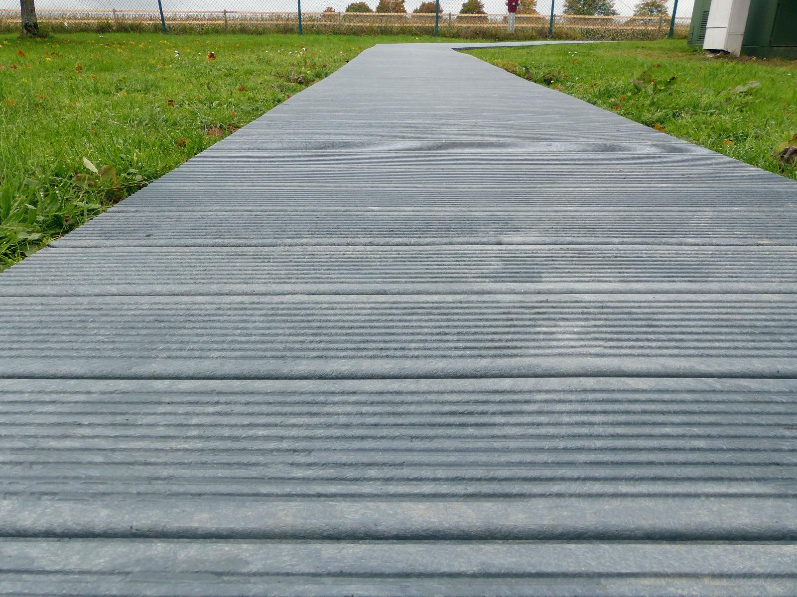 Pre-assembled boardwalk element