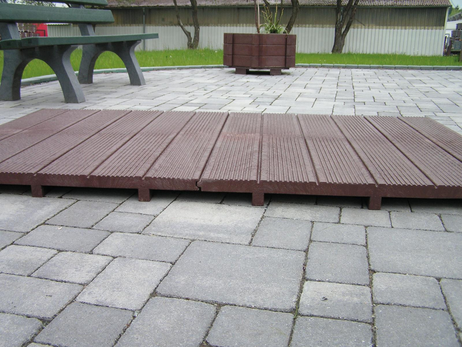 Pre-assembled boardwalk element